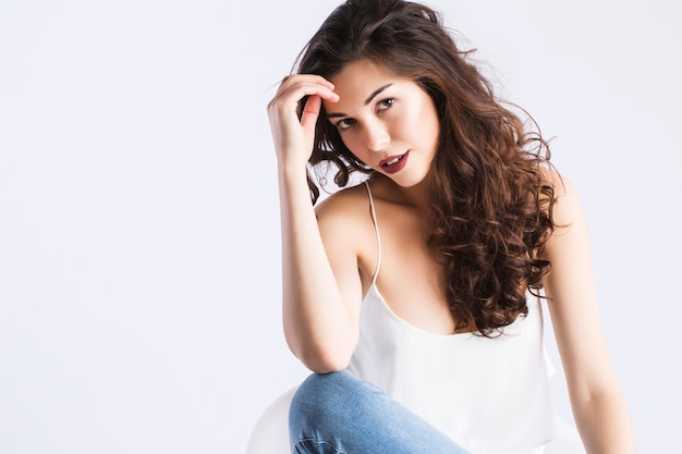 Portrait d'une belle fille aux longs cheveux ondulés