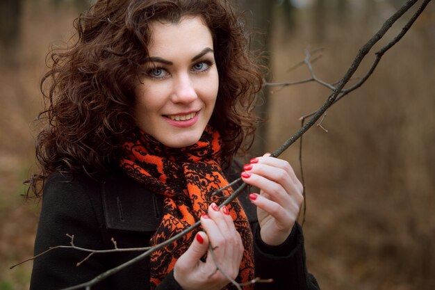 Portrait d'une belle fille aux yeux bleus