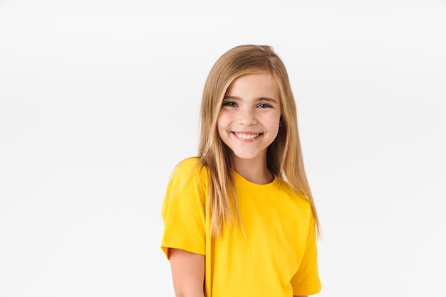 Portrait de belle fille blonde d'été portant un t-shirt décontracté souriant isolé sur blanc