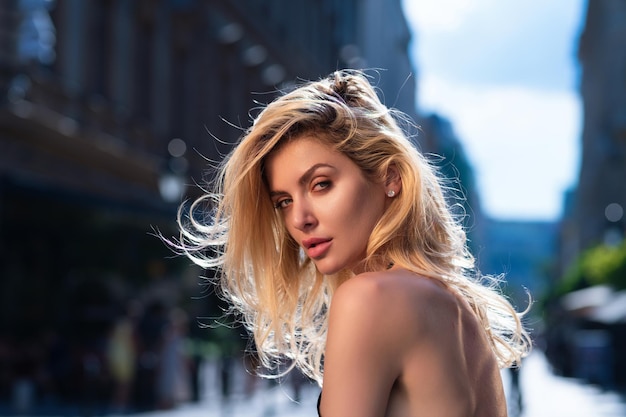 Portrait de belle fille blonde marchant dans la rue jeune femme hipster dans des vêtements d'été à la mode fa