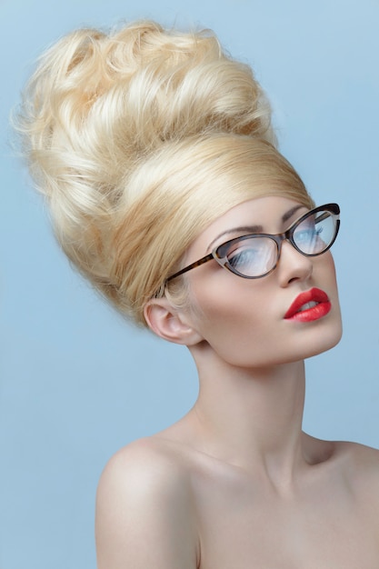 Portrait d'une belle fille blonde portant des lunettes