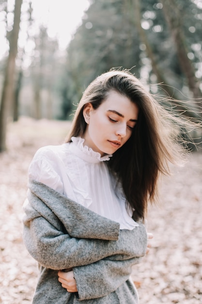 Portrait de belle fille brune dans le parc