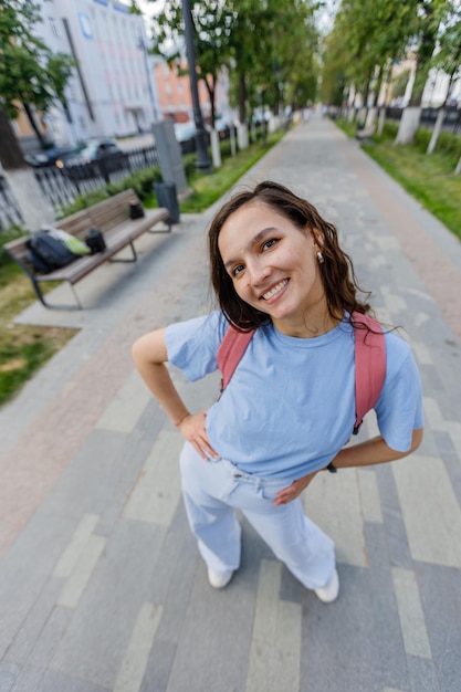 Portrait d'une belle fille brune à l'extérieur sur la rue de la ville