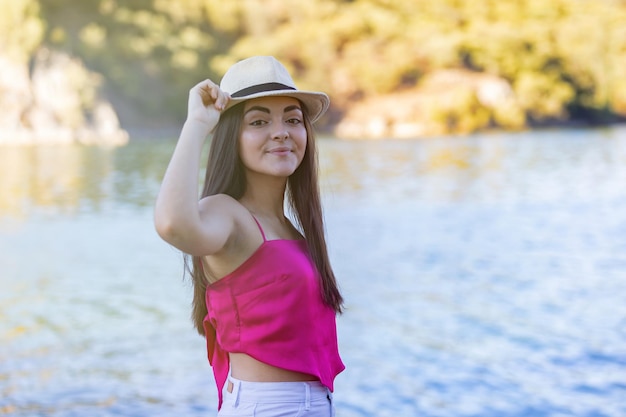 Portrait d'une belle fille brune portant un haut rose