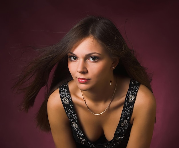 Portrait d'une belle fille brune sexy avec du vent dans les cheveux