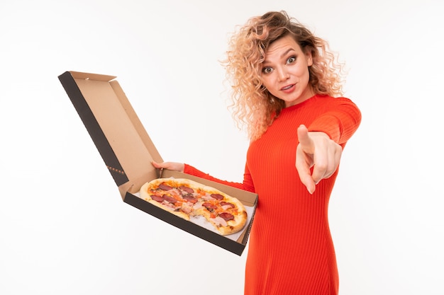 Portrait de la belle fille caucasienne ets grande pizza yoummy