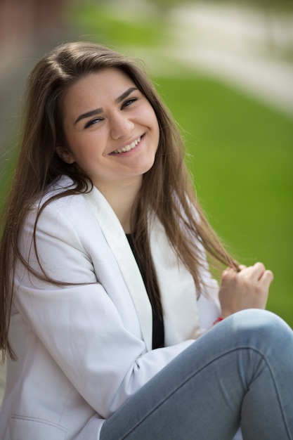 Portrait de belle fille caucasienne mignonne souriante