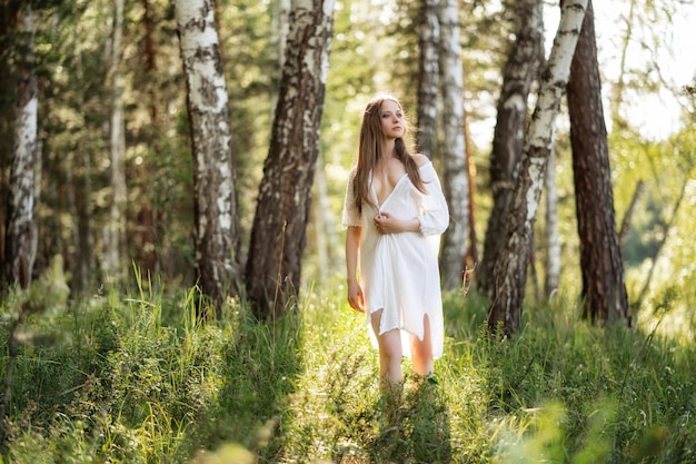 Portrait de belle fille dans le champ