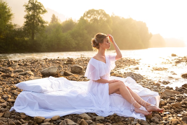 portrait d'une belle fille dans la nature