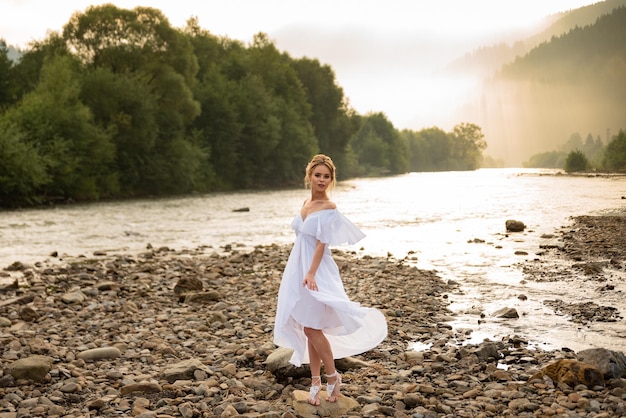 portrait d'une belle fille dans la nature