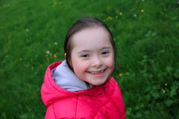 Portrait de belle fille dans le parc