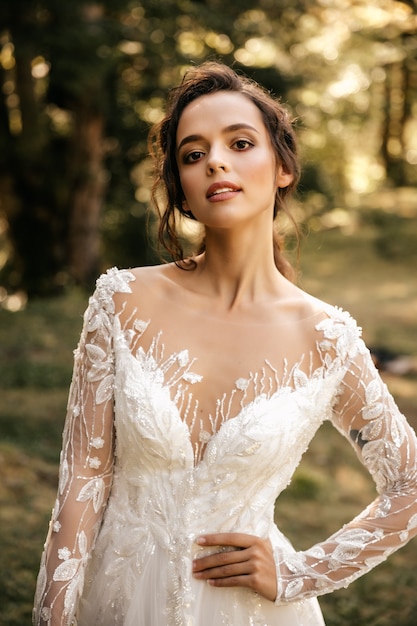 Portrait d'une belle fille dans une robe blanche