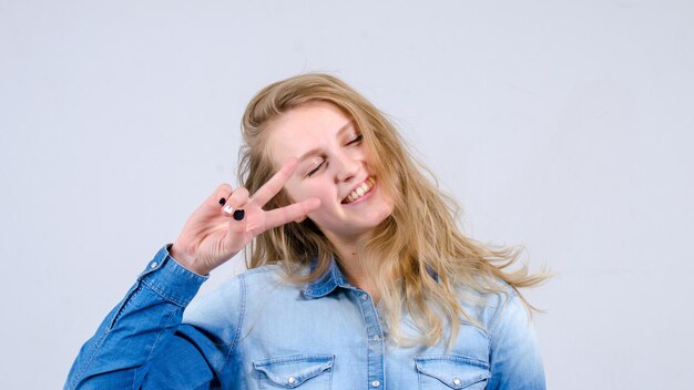 Portrait d'une belle fille dans le studio