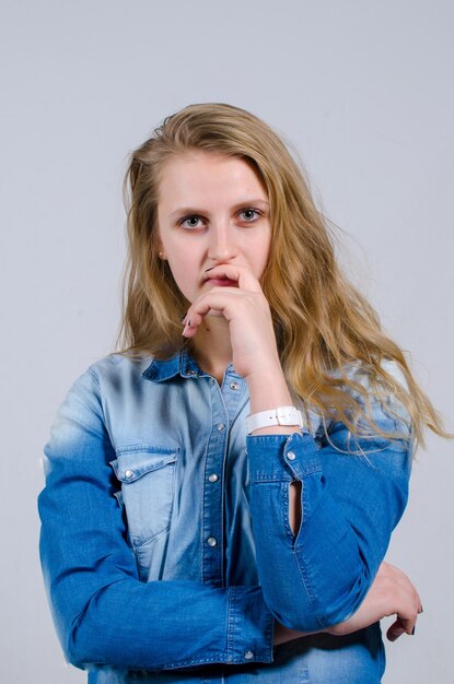 Portrait d'une belle fille dans le studio