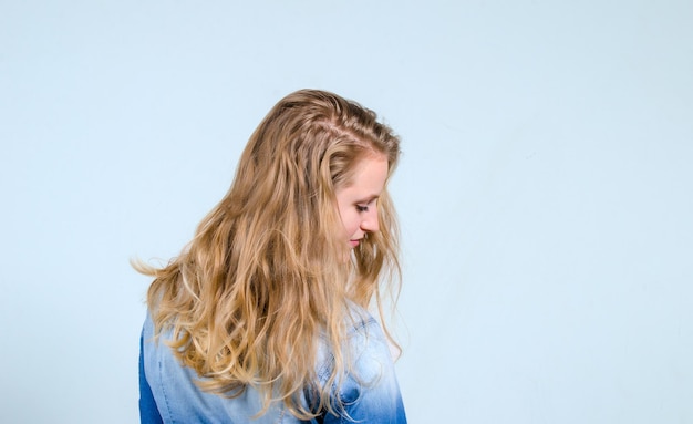 Portrait d'une belle fille dans le studio