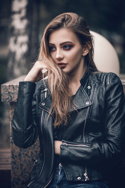 Portrait d&#39;une belle fille dans une veste en cuir noir