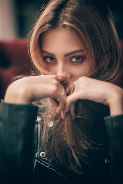 Portrait d&#39;une belle fille dans une veste en cuir noir