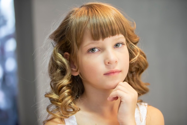 Portrait d'une belle fille Enfant de sept ans Modèle de fille de l'école primaire