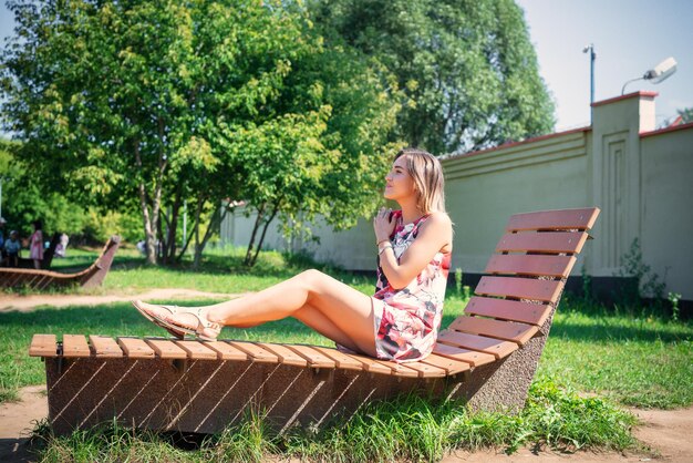 Portrait d'une belle fille en été sur une chaise longue