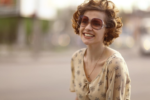 portrait d'une belle fille en été