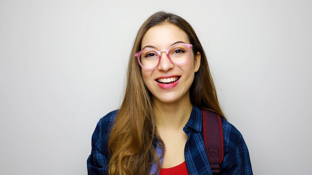 Portrait de la belle fille étudiante souriante