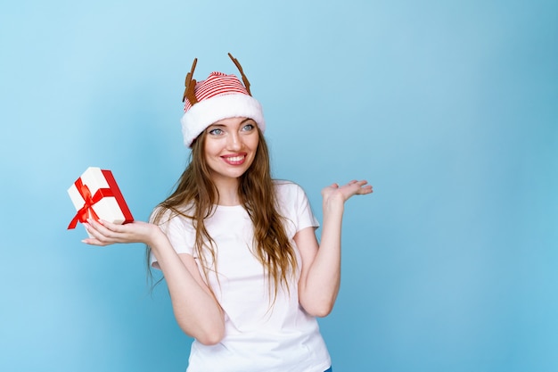 Portrait d'une belle fille excitée et choquée recevant un cadeau de fête du nouvel an crier wow ex...