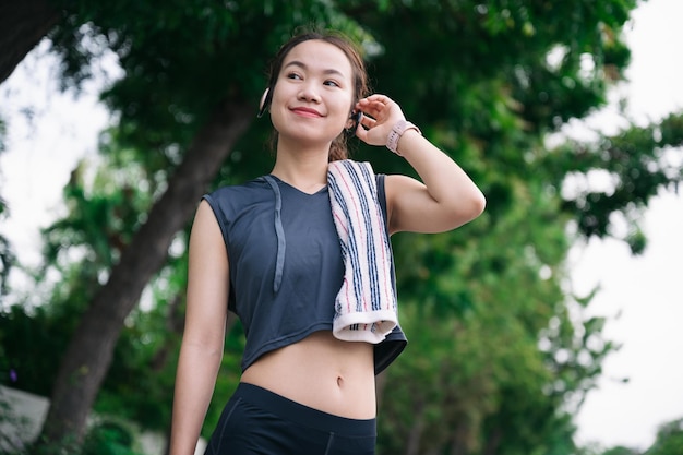 Portrait belle fille exercice jogging avec fond d'arbre