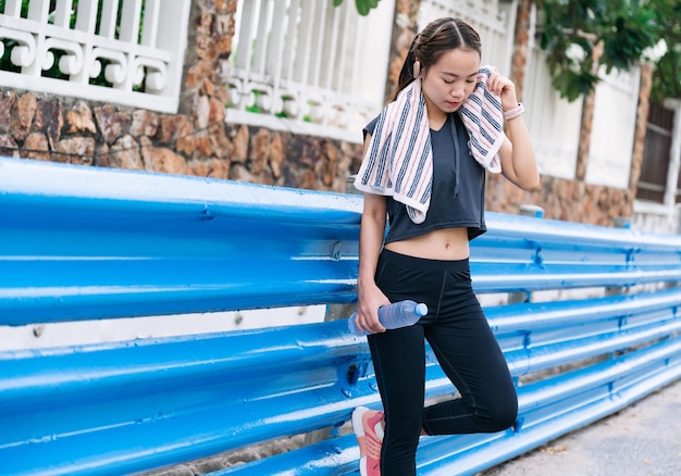 Portrait belle fille exercice jogging avec fond d'arbre