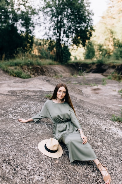 Portrait d'une belle fille à l'extérieur