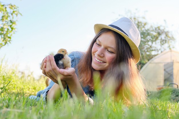 Portrait de belle fille à la ferme avec deux poussins nouveau-nés à la main