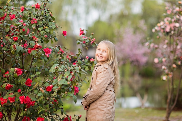 Portrait de la belle fille avec des fleurs épanouies