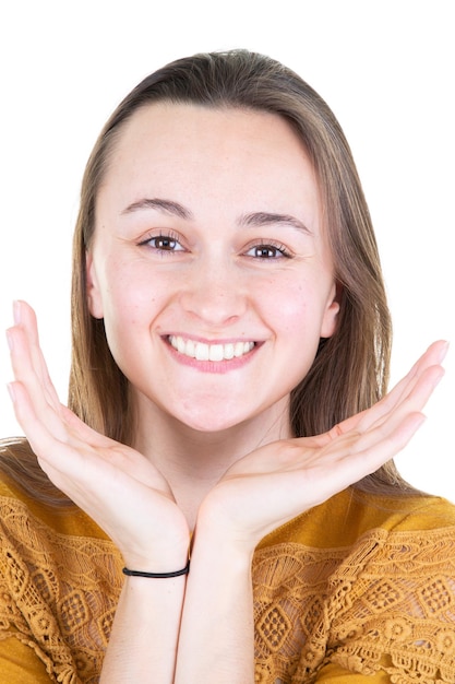 Portrait de belle fille sur fond blanc