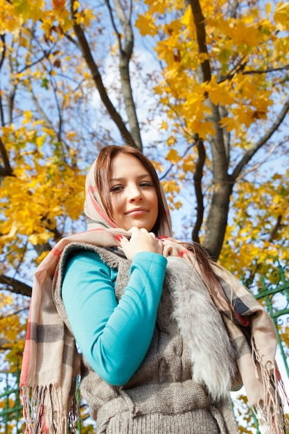 Portrait de belle fille avec foulard