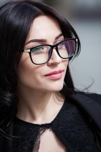 portrait d'une belle fille hipster dans des verres