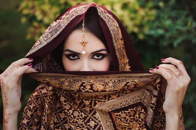 Portrait de la belle fille indienne. Modèle de jeune femme hindoue avec tatoo mehndi et bijoux kundan.