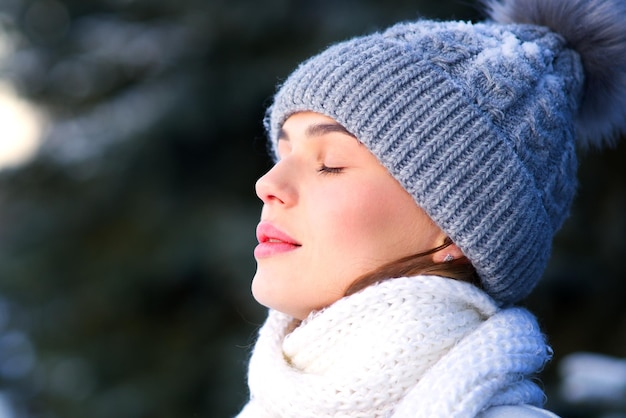 Portrait d'une belle fille, une jeune femme calme respire profondément de l'air frais lors d'une froide journée d'hiver