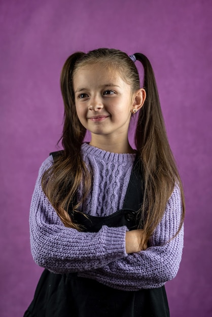 Portrait d'une belle fille joyeuse et confiante isolée sur un fond de studio typique Concept de petit modèle