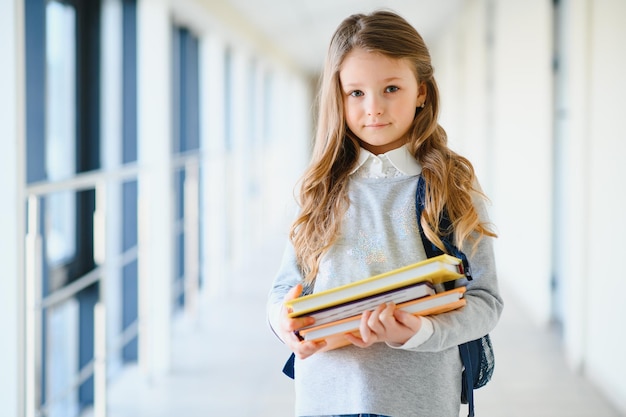 Portrait d'une belle fille avec des livres à l'école Concept d'apprentissage