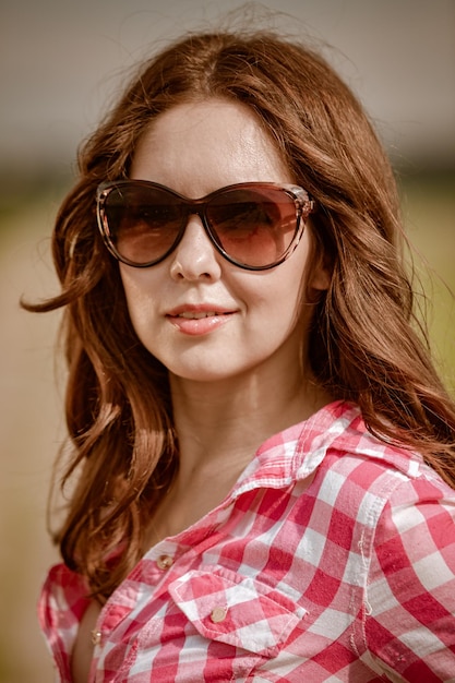 Portrait d'une belle fille avec des lunettes de soleil.