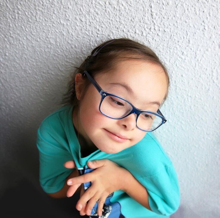 Photo portrait de belle fille avec des lunettes