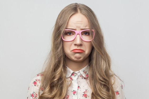 Portrait d'une belle fille malheureuse regardant la caméra et pleurant