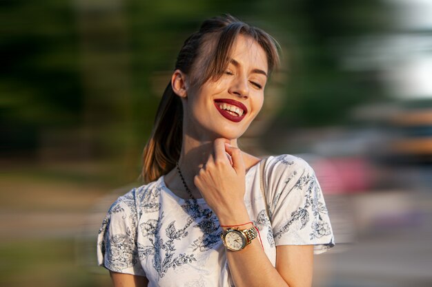 Portrait d'une belle fille avec un maquillage lumineux au coucher du soleil.