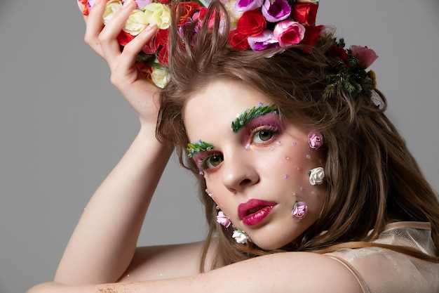 Portrait d'une belle fille avec un maquillage de printemps lumineux