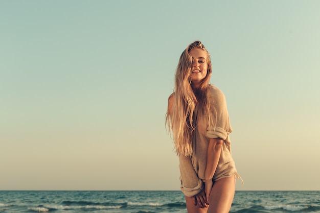 Portrait d'une belle fille à la mer