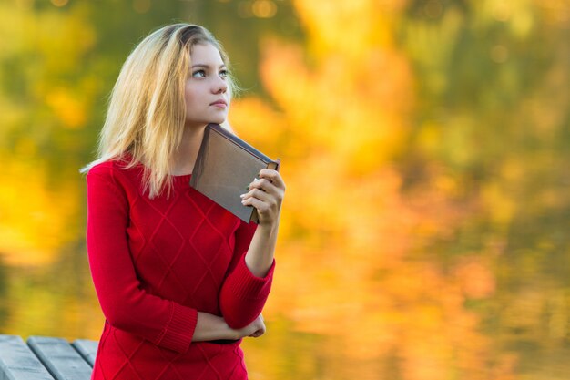 Portrait de la belle fille à la mode dans le parc