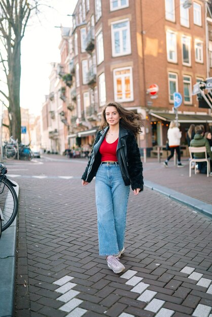 Portrait d'une belle fille par une journée ensoleillée Rues d'Amsterdam Une fille aime son style de vie