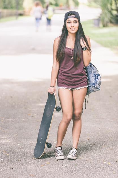 Portrait d&#39;une belle fille de patineur au parc.