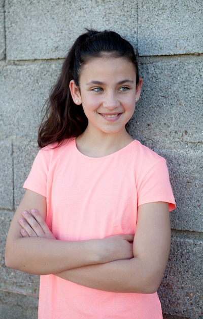 Portrait d&#39;une belle fille preteen aux yeux bleus