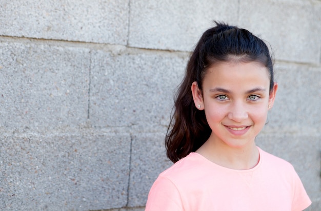 Portrait d&#39;une belle fille preteen aux yeux bleus