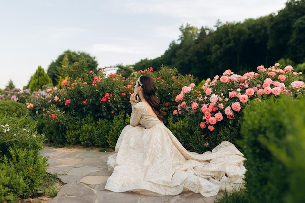 Portrait d'une belle fille princesse dans le jardin